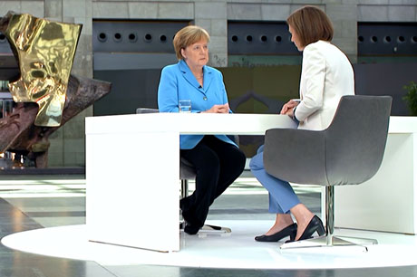 Pia im Sommerinterview mit Bundeskanzlerin Merkel