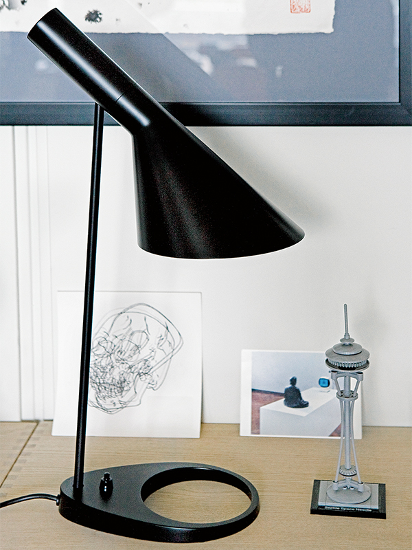 AJ Tischleuchte von Louis Poulsen | Cramer Möbel Design