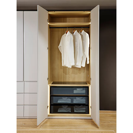 Refugium Kleiderschrank von Cramer Holzmanufaktur