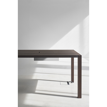 Kabelmanagement f�r Tische von e15