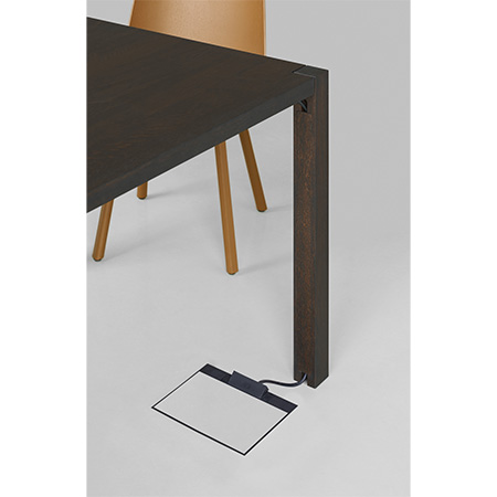 Kabelmanagement f�r Tische von e15