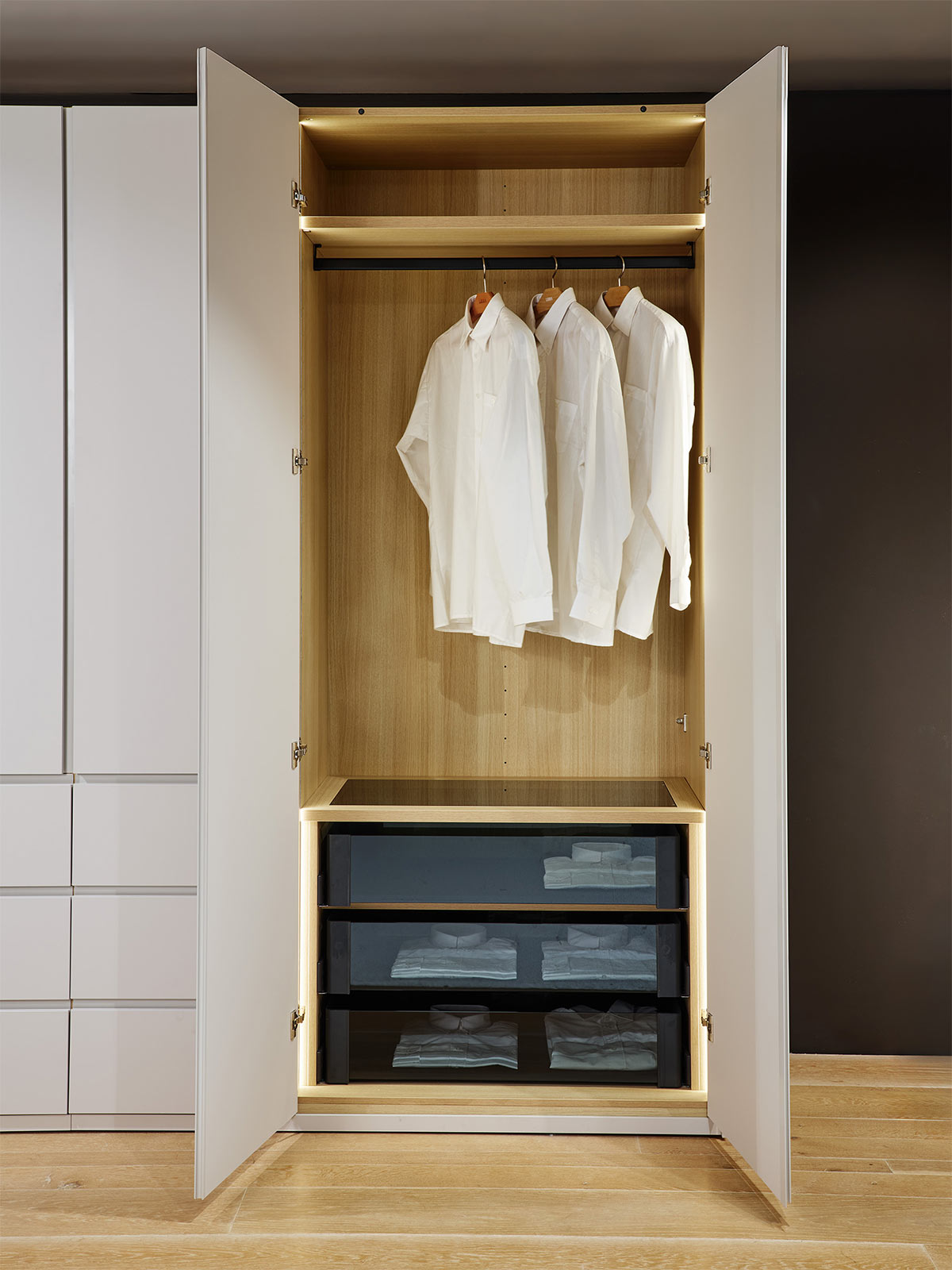 Refugium Kleiderschrank von Cramer Holzmanufaktur