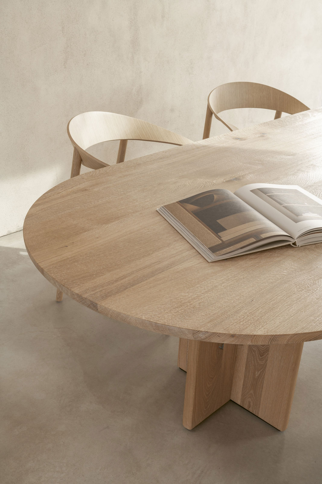 BC 17 T-Rox Esstisch oval von Janua