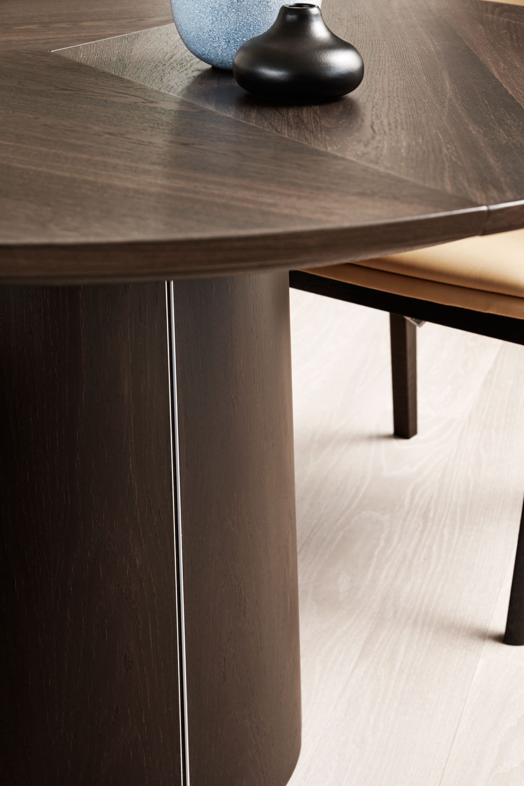 Dining Table #33 von Skovby