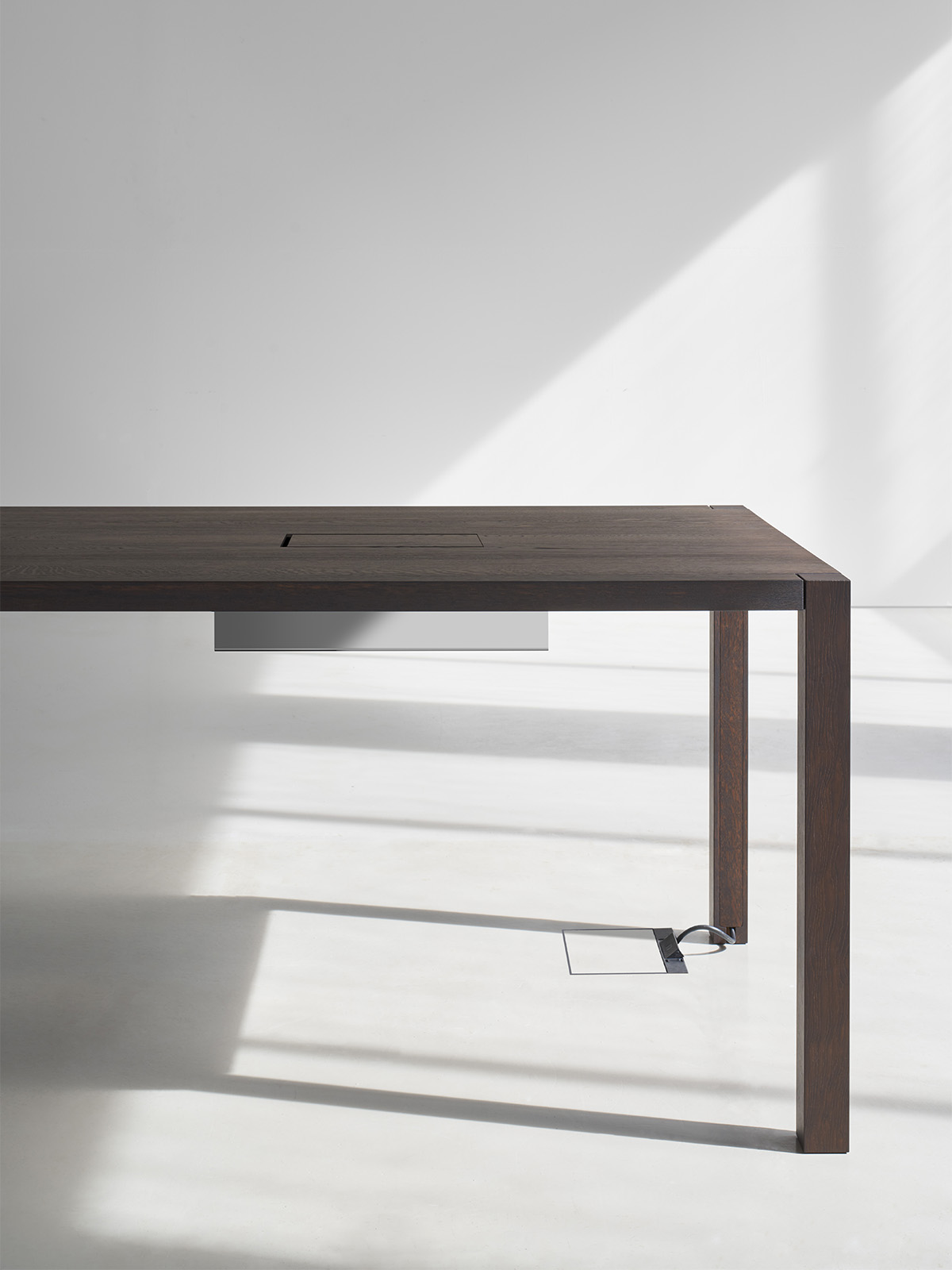 Kabelmanagement f�r Tische von e15