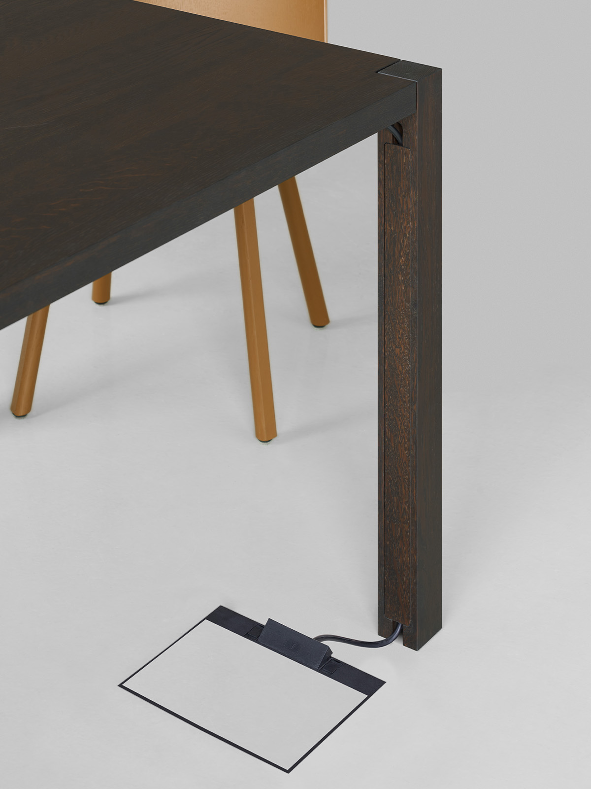 Kabelmanagement f�r Tische von e15