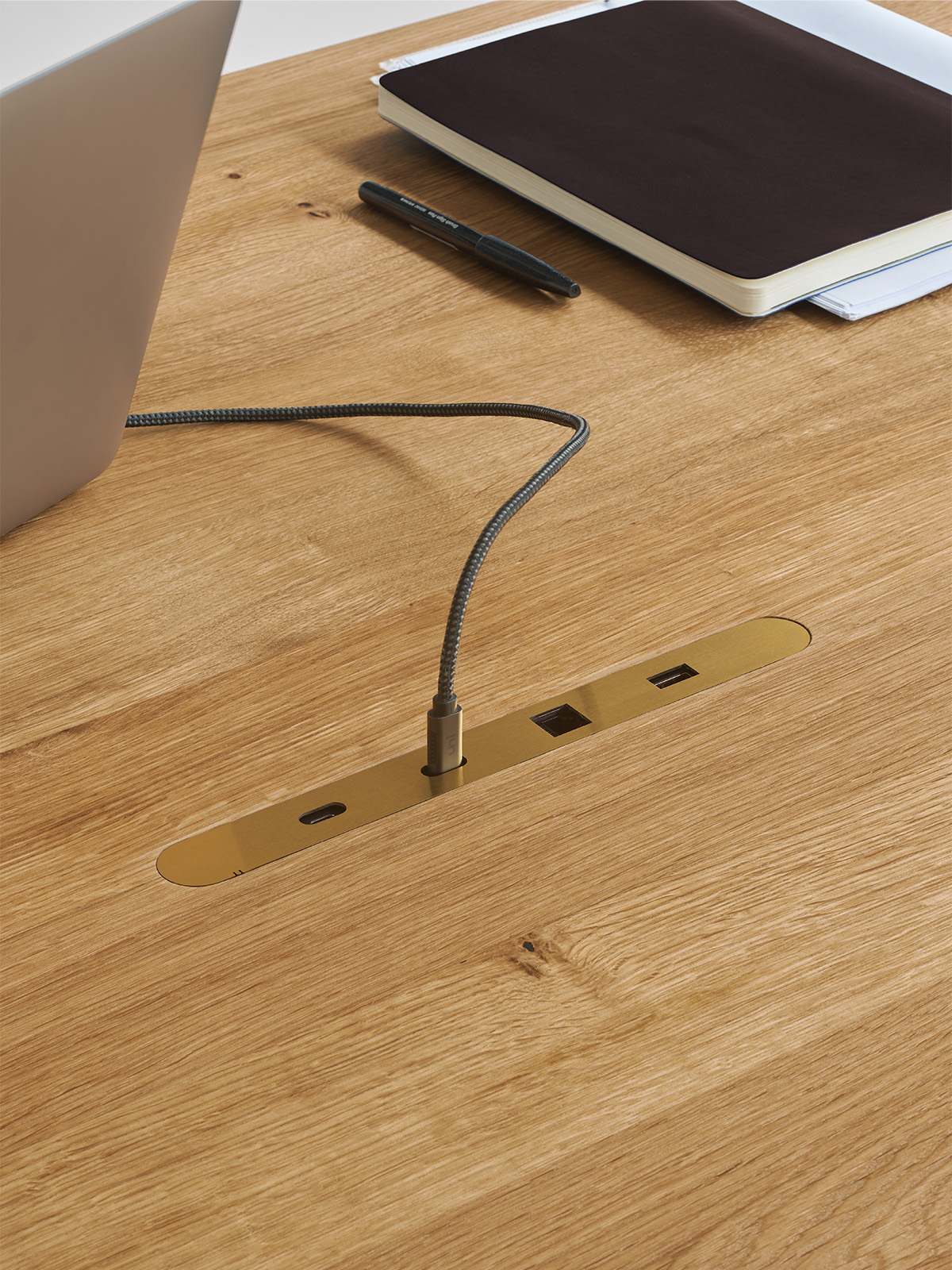 Kabelmanagement f�r Tische von e15