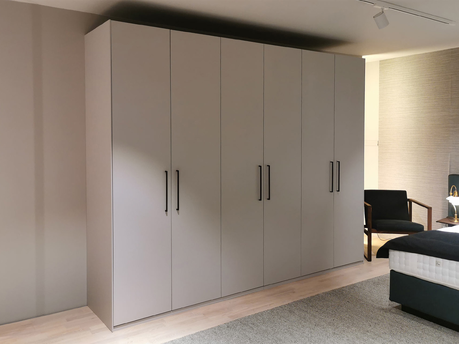 Refugium Kleiderschrank mit Dreht�ren und Standard-Ausstattung von Cramer Holzmanufaktur