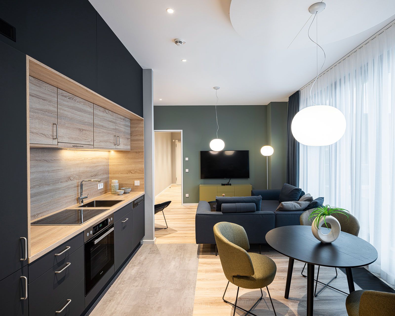 Büroetage und Firmenapartments in Hamburg - Das einheitliches Farbkonzept mit Blau- und Grüntönen verleiht den Räumen einen modernen Charakter und spiegelt die Hamburger Weltoffenheit wider.