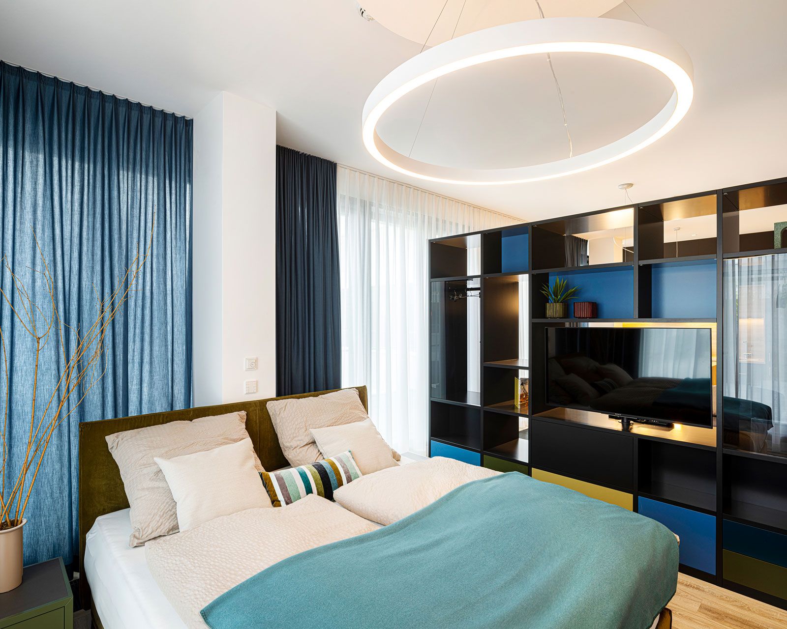 Büroetage und Firmenapartments in Hamburg - Durch multifunktionale Elemente, wie den drehbaren Fernseher, wird der vorhandene Raum bestmöglich genutzt.