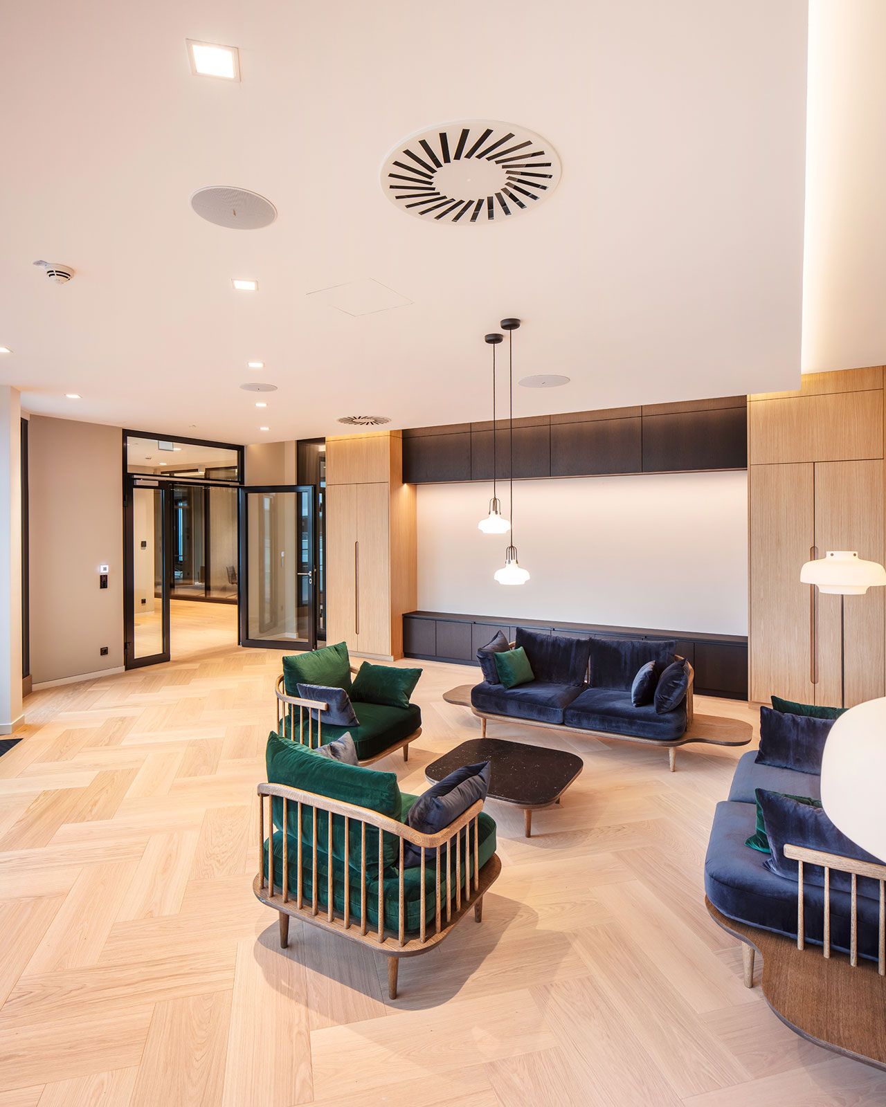 Büroetage und Firmenapartments in Hamburg - Einladender Wartebereich mit üppig gepolsterten Sofas und Sesseln, die für eine gemütliche Atmosphäre sorgen.