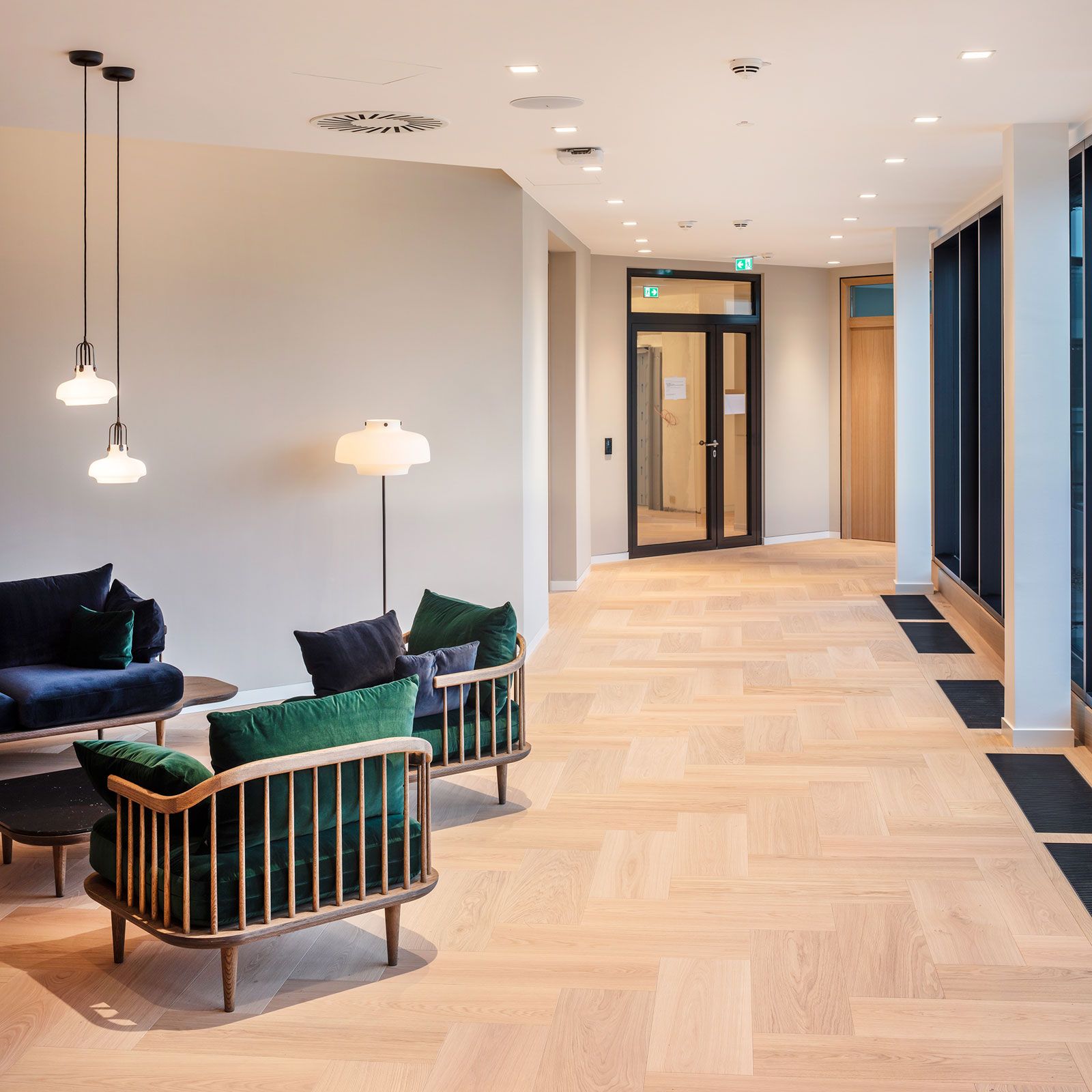 Büroetage und Firmenapartments in Hamburg - Einladender Wartebereich mit üppig gepolsterten Sofas und Sesseln, die für eine gemütliche Atmosphäre sorgen.