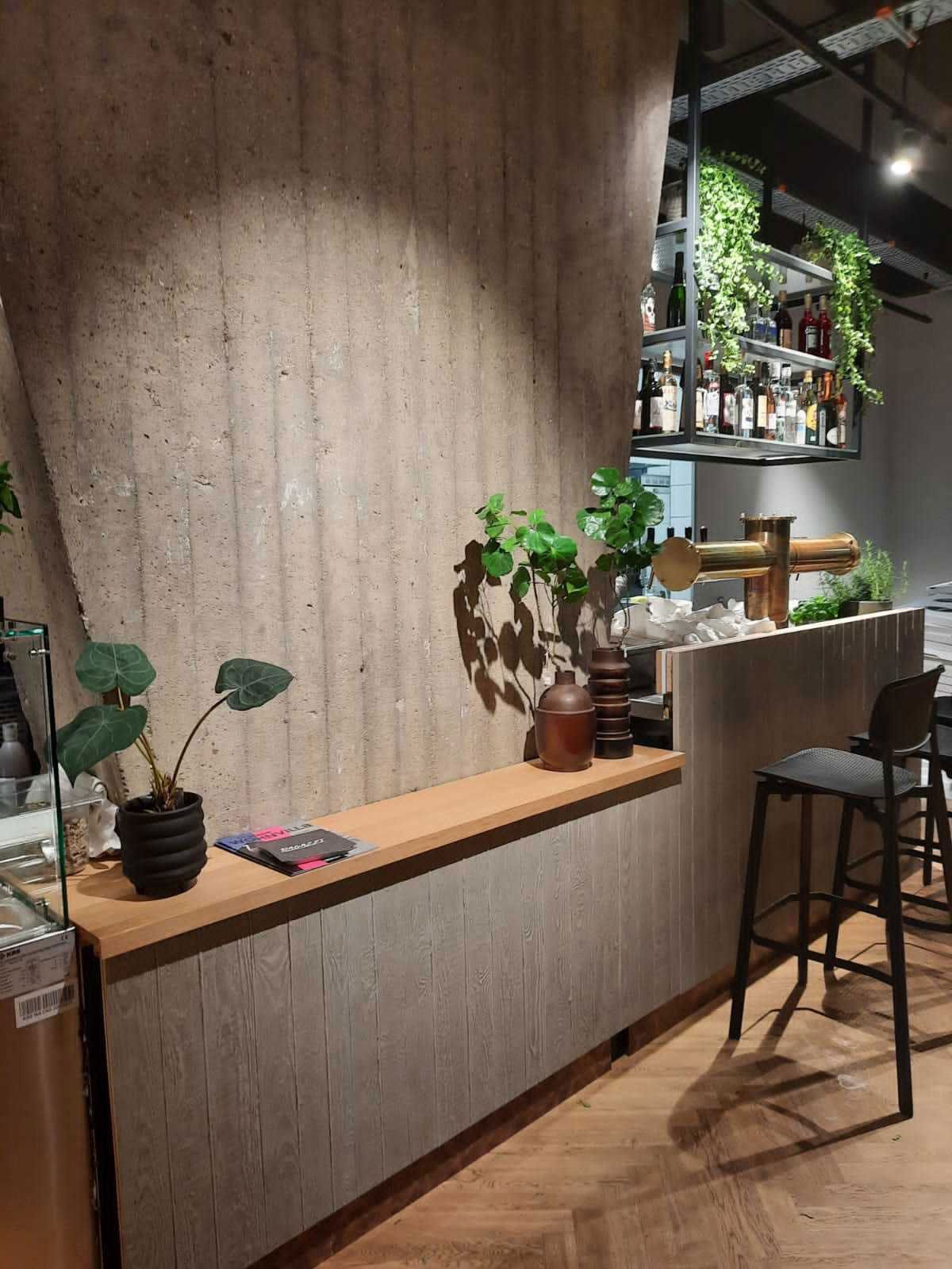 Familienrestaurant in Elmshorn - Tresen passend zur Betonwand gestaltet.