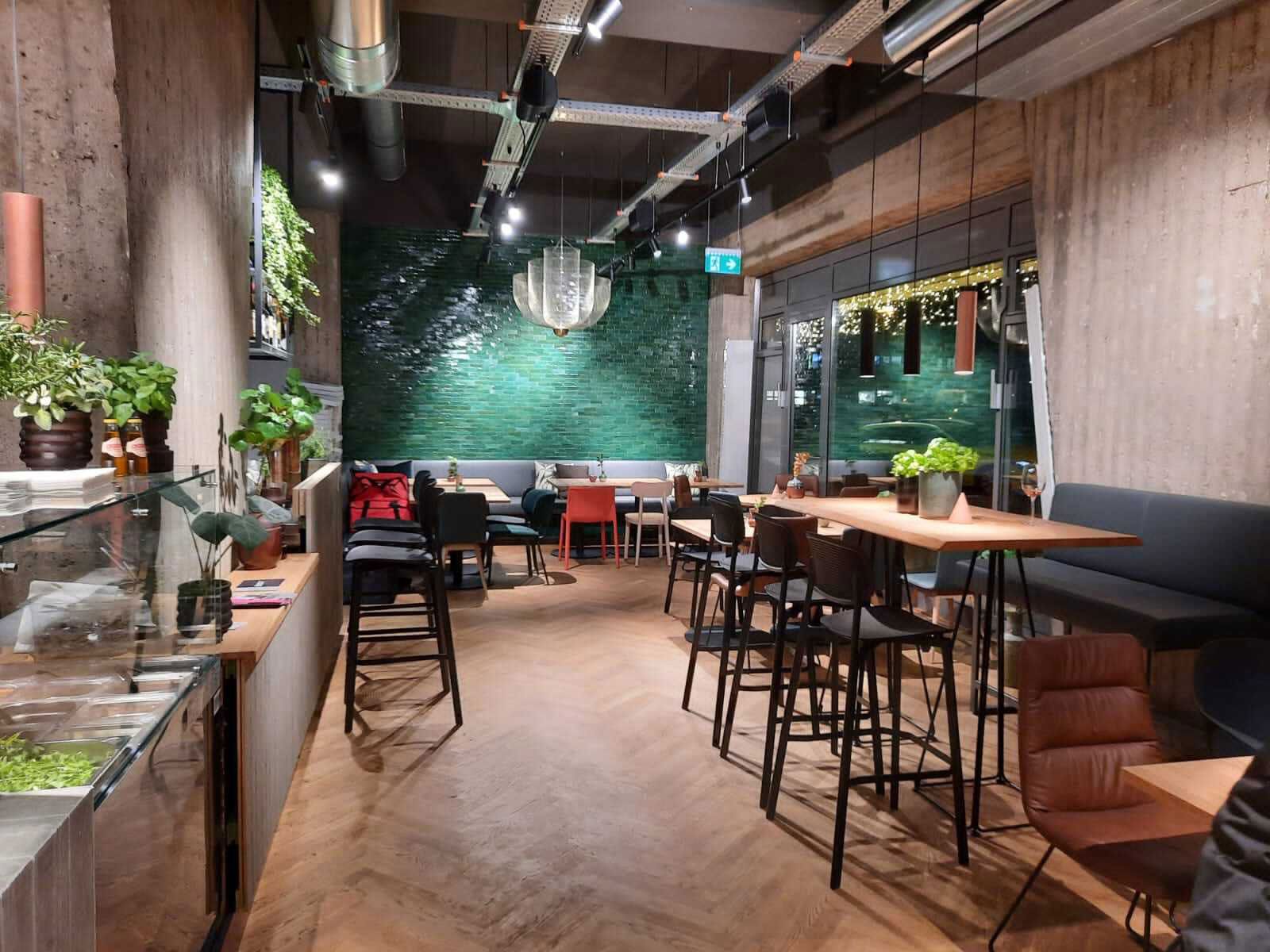 Familienrestaurant in Elmshorn - Spannende Mischung aus beständigen Esstischen und ausgewählten Design-Stuhmodellen und Barhockern.