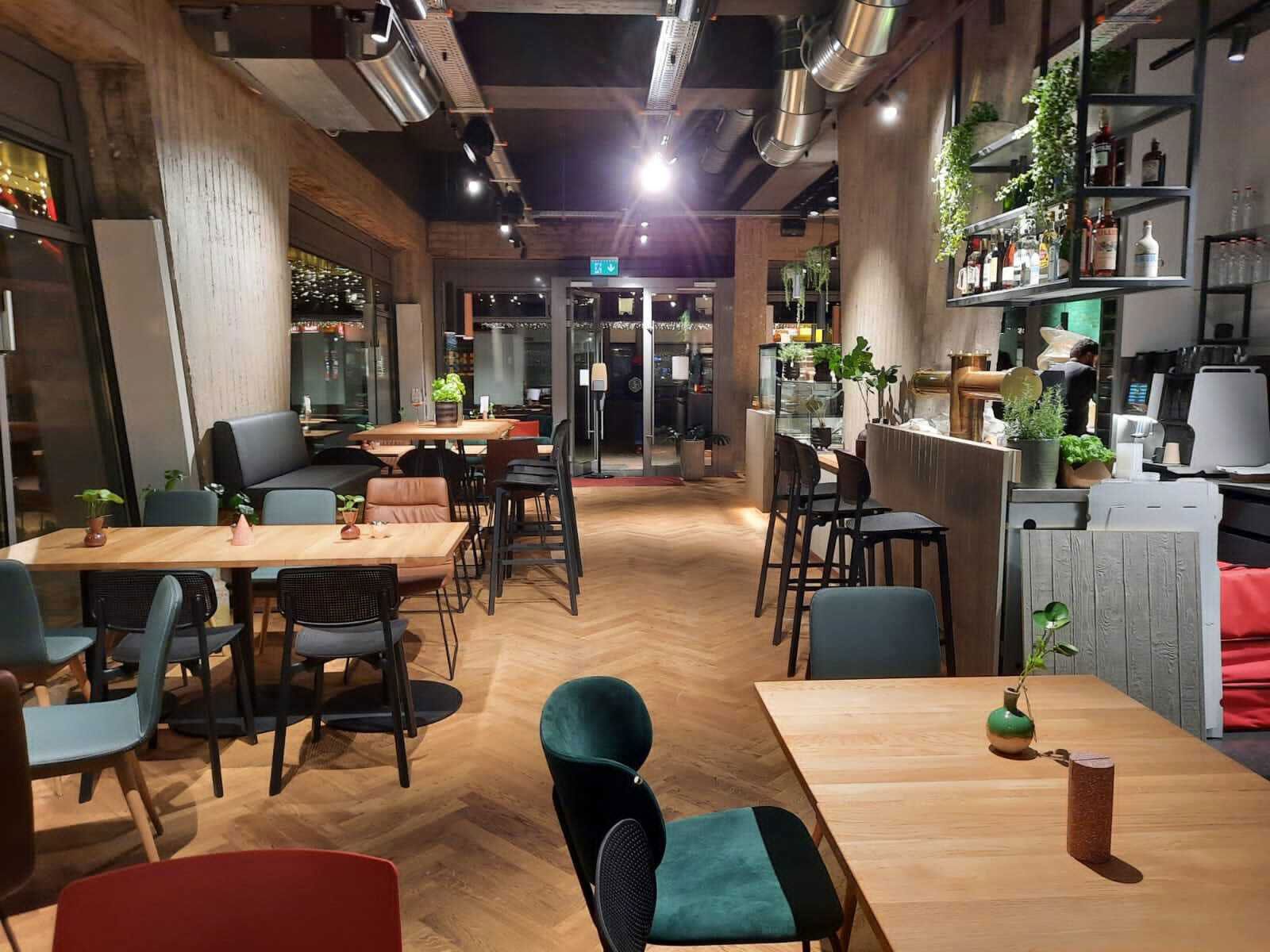 Familienrestaurant in Elmshorn - Der Holzfußboden und die Tische aus geölter Eiche verleihen dem Raum eine gewisse Wärme und Natürlichkeit.