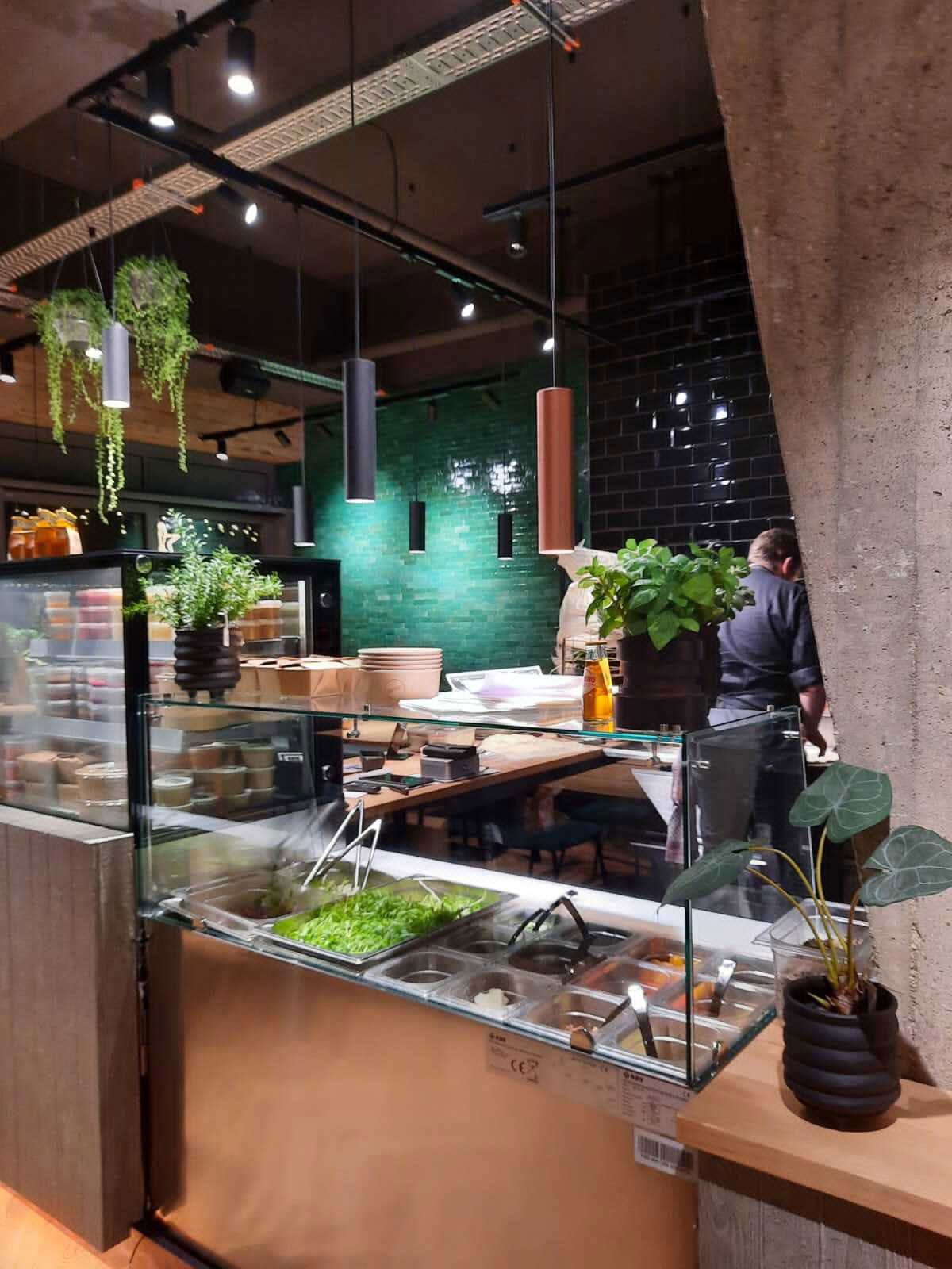 Familienrestaurant in Elmshorn - Durch die Vergrößerung des Tresens konnte auch eine kleine Salatbar untergebracht werden.