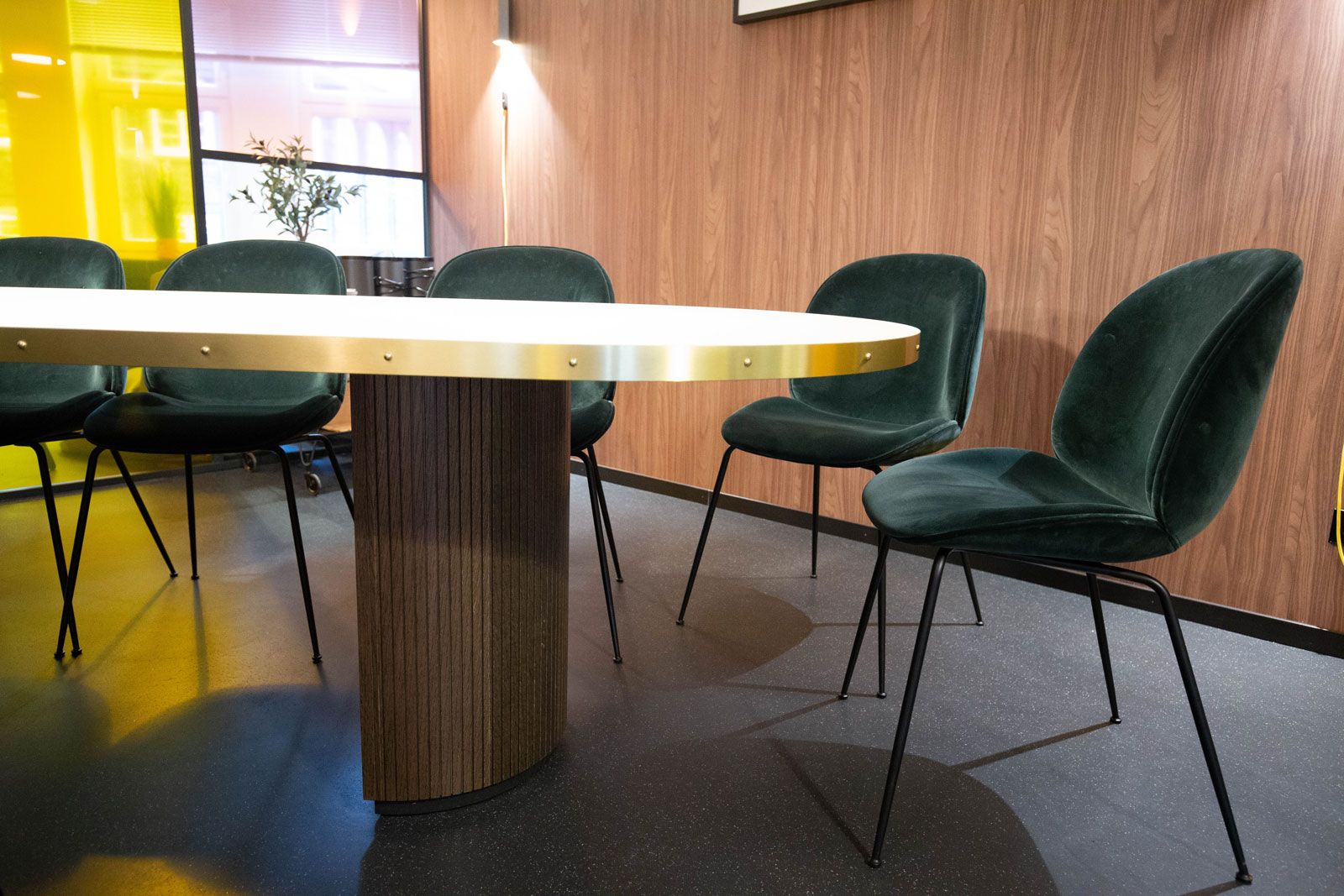 Education-Center in Hamburg - Detailansicht: Konferenztisch aus der Cramer Holzmanufaktur