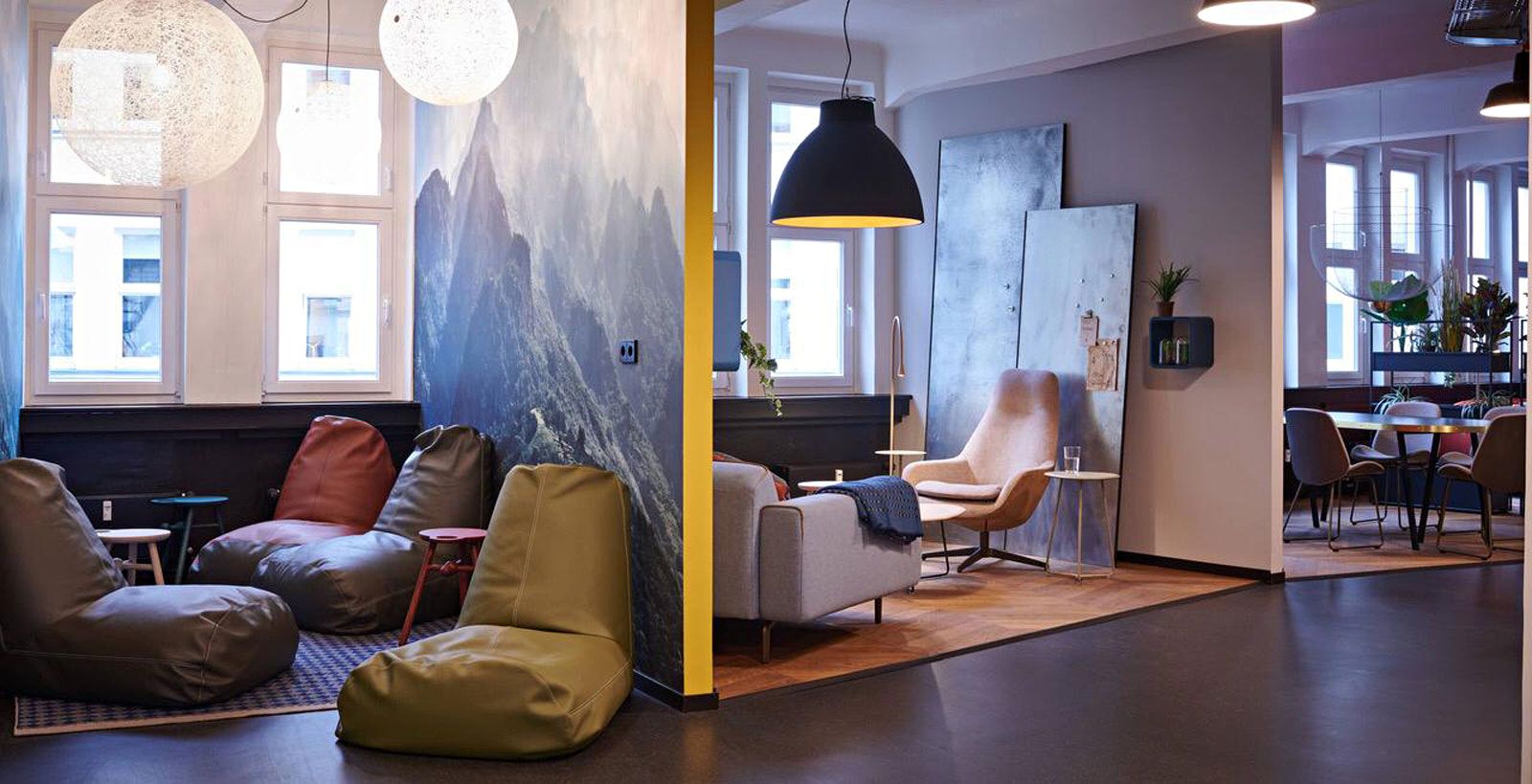 Education-Center in Hamburg - Sitzsäcke Boya von Pode, Sofa Melloo von Pode, Pendelleuchte von Wever & Ducre, Sessel Spot Two von Pode, Beistelltisch Tripod von Pode, Stühle Tokai von Pode, Konferenztisch aus der Cramer Holzmanufaktur.