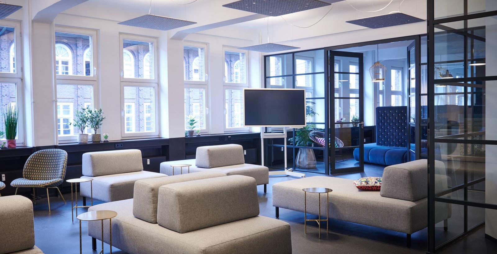 Education-Center in Hamburg - Sofaliegen City aus der Cramer Polstermanufaktur, Beistelltische XXX von Opinion Ciatti, Sessel Beetle Lounge Chair von Gubi. Trennwandanlage Cramer Carr mit Drehtüren.