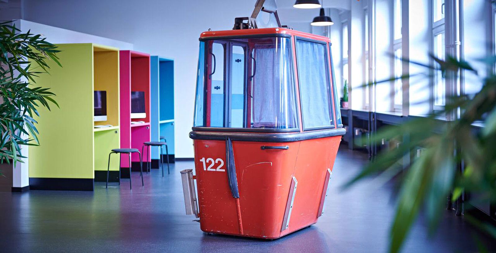 Education-Center in Hamburg - Umgebaute Gondel aus der Cramer Holzmanufaktur, Workkabinen aus der Cramer Holzmanufaktur, Hocker von Fritz Hansen