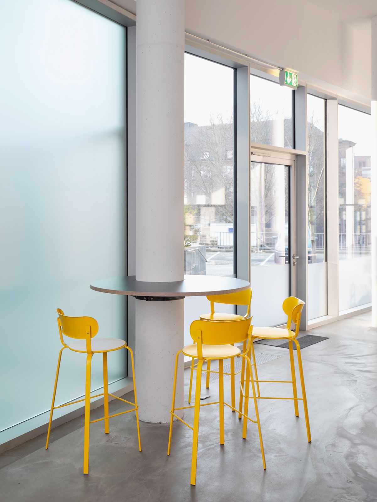 Workspace in Hamburg - Barhocker Stil von Lapalma, Stehtisch aus der Cramer Holzmanufaktur