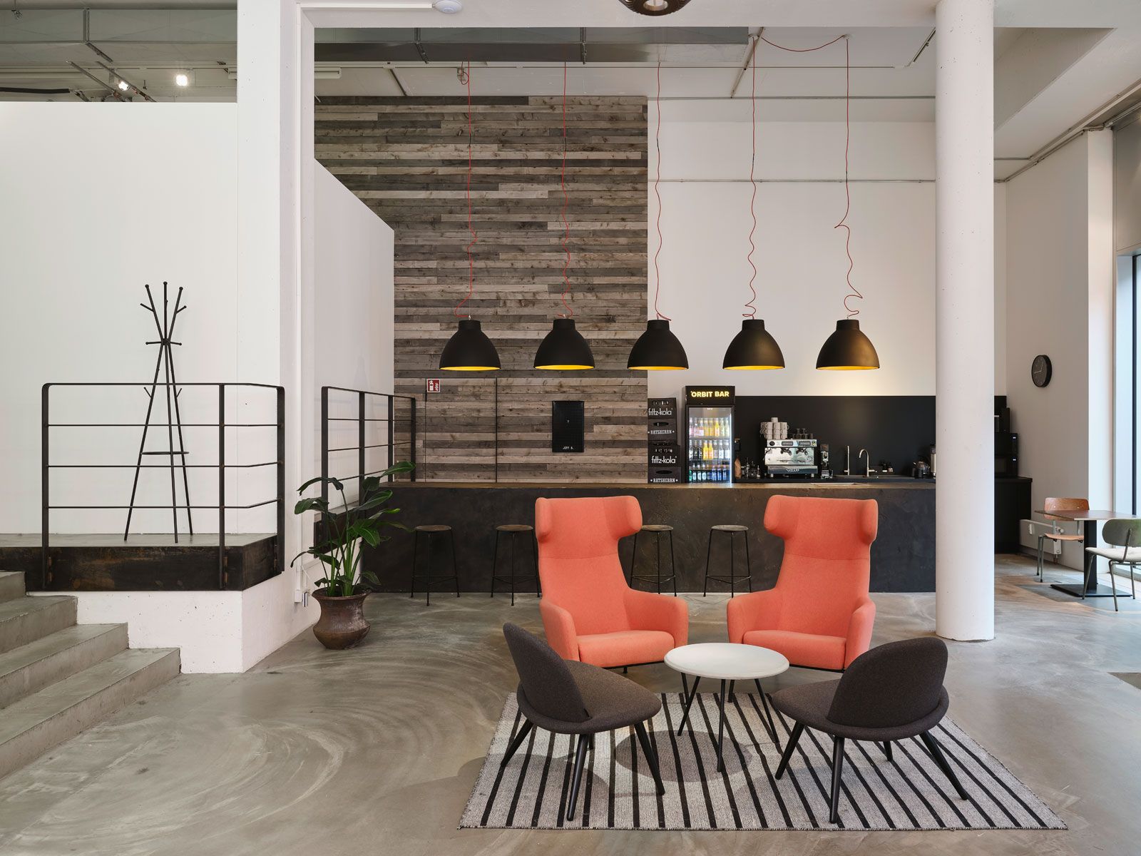 Workspace in Hamburg - Sessel Havanna von Fa. Softline, Lounge-Stuhl Orlando von Fa. Softline, Barhocker Dot von Lapalma, Pendelleuchten Bishop von Wever & Ducre