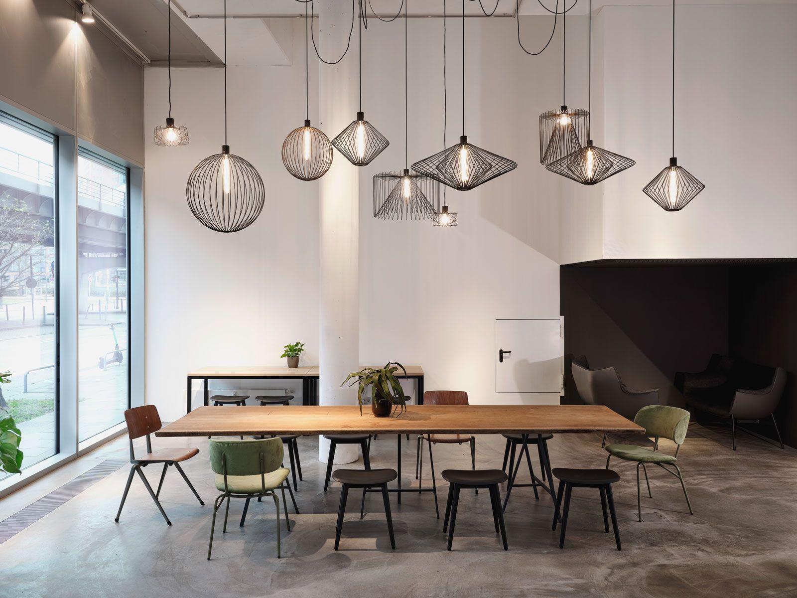Workspace in Hamburg - Meeting-Tisch aus der Cramer Holzmanufaktur, Stuhl Julietta von Beske Objektmöbel, Stuhl Galvanitas von Beske Objektmöbel, Barhocker Fiber von Muuto, Pendelleuchten Wiro Family von Wever & Ducre