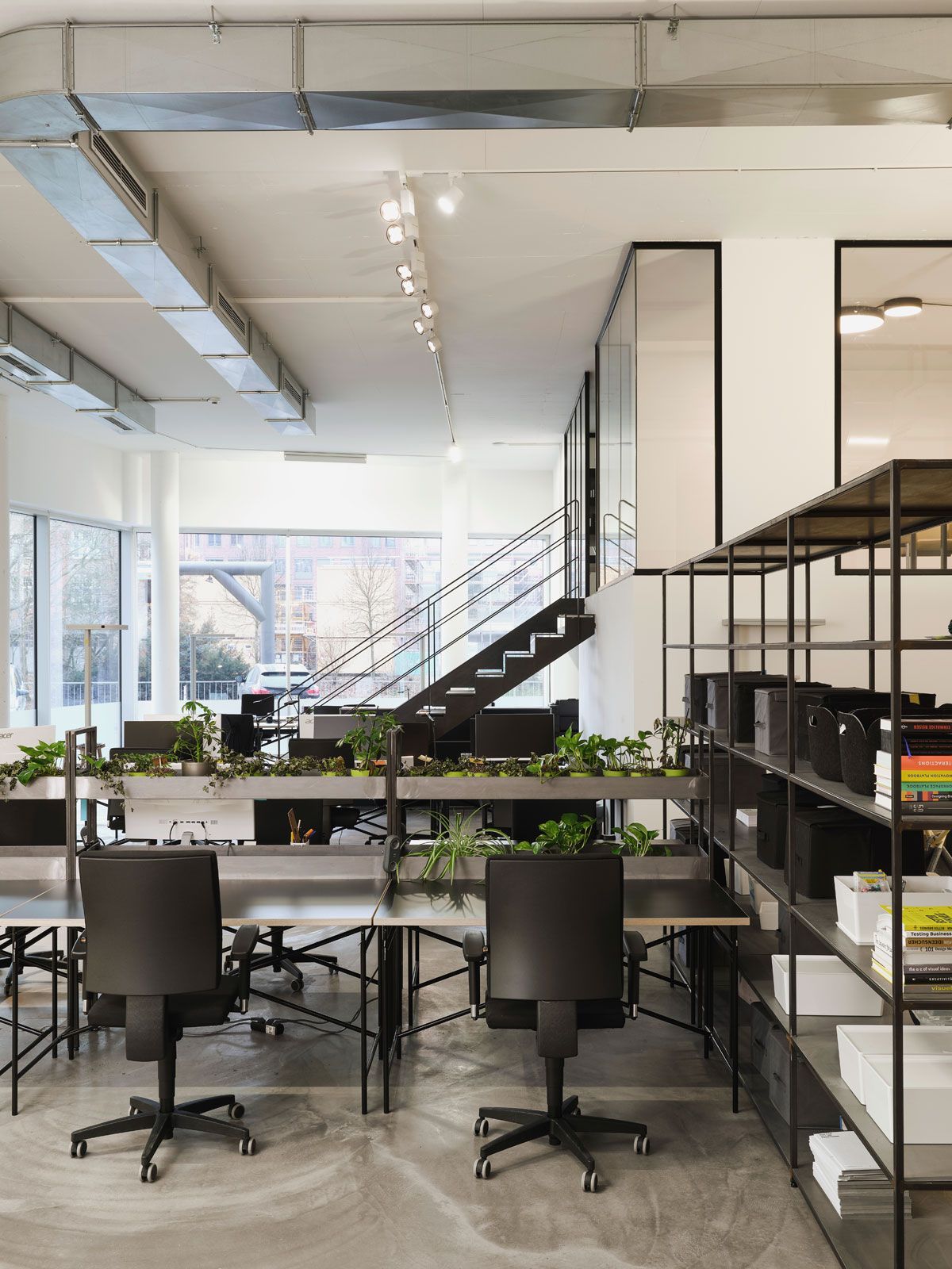 Workspace in Hamburg - Stahlregal aus der Cramer Holzmanufaktur, ergonomische Schreibtischstühle von Wagner, höhenverstellbare Schreibtische aus der Cramer Holzmanufaktur