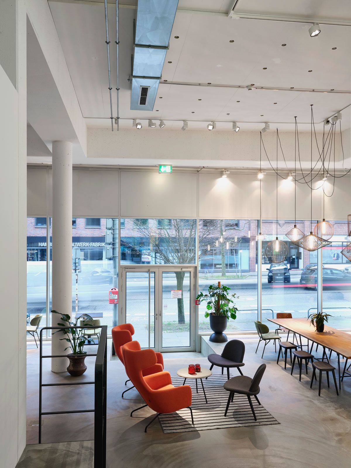 Workspace in Hamburg - Sessel Havanna von Fa. Softline, Lounge-Stuhl Orlando von Fa. Softline, Meeting-Tisch aus der Cramer Holzmanufaktur, Pendelleuchten Wiro Family von Wever & Ducre