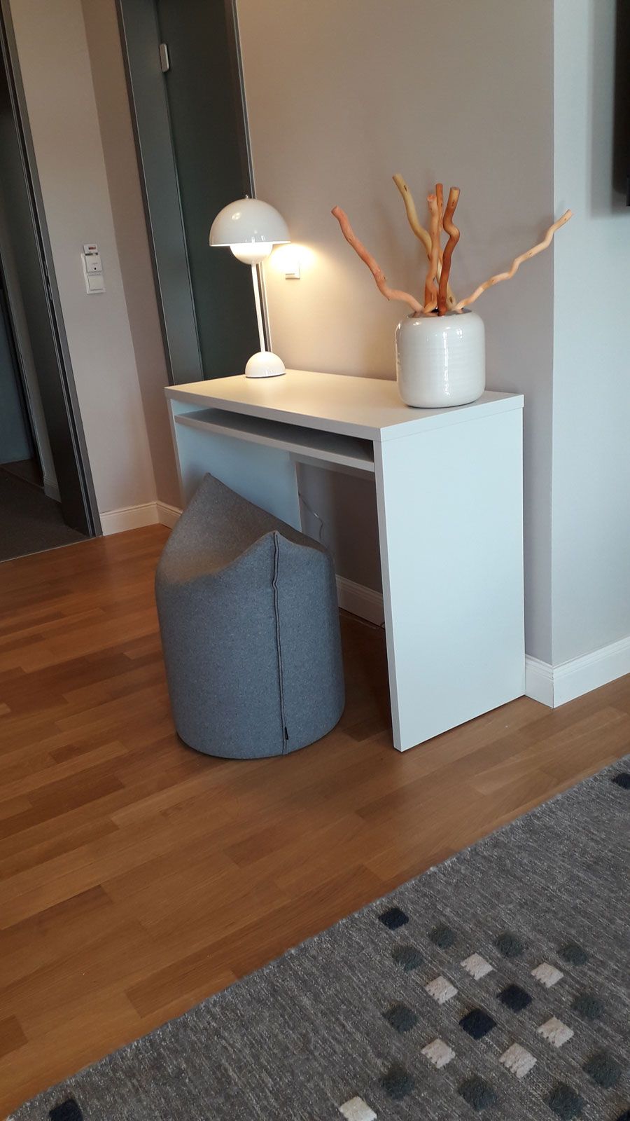Ferienapartments in Binz - Konsole aus der Cramer Holzmanufaktur, Flower Pot Tischleuchte von &Tradition, Zipfel Hocker von Werther