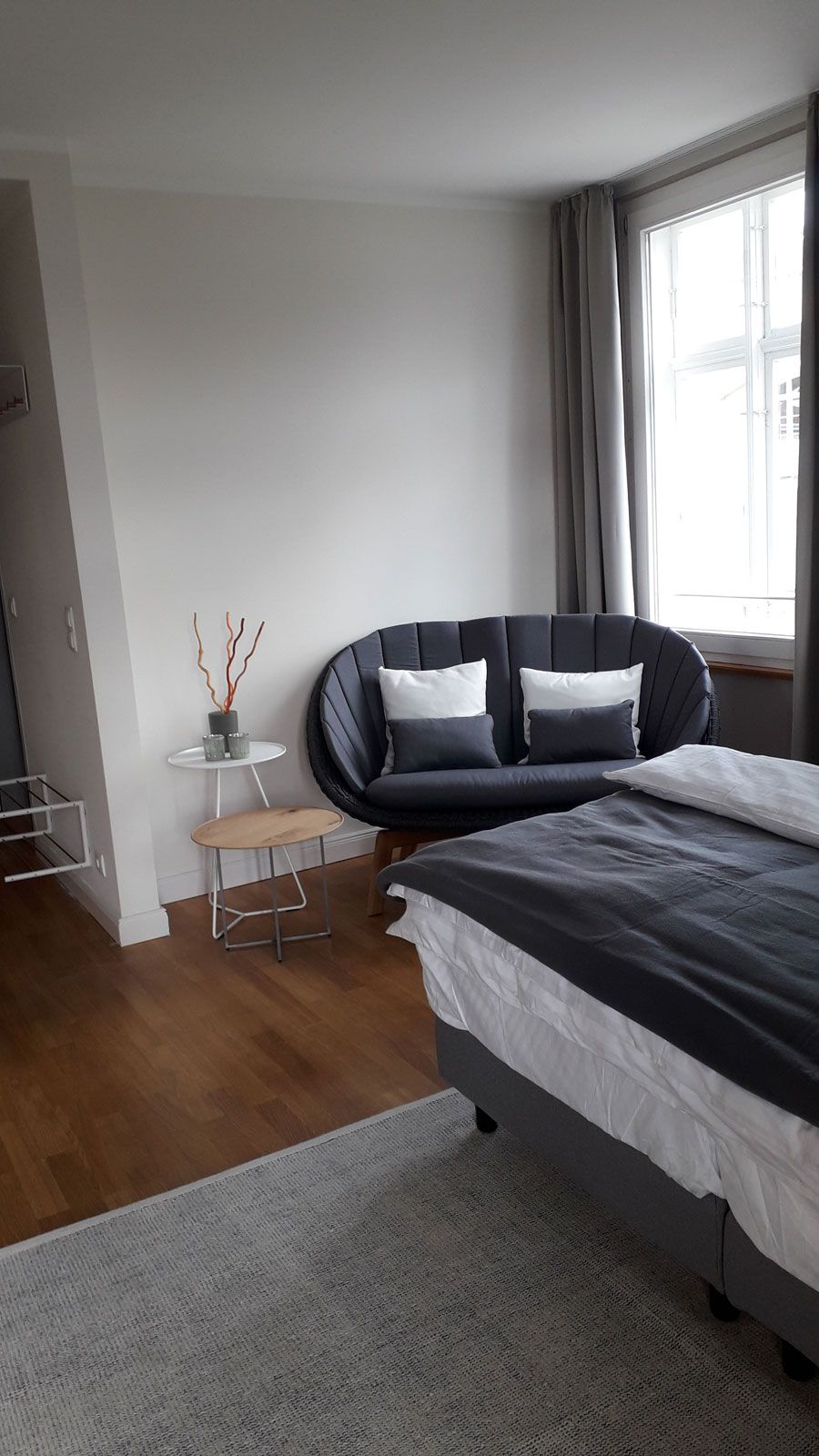 Ferienapartments in Binz - Sofa von Cane-line, Speedy Beistelltisch in weiß von Müller Möbelwerkstätten, Holzbeistelltisch von Scholtissek
