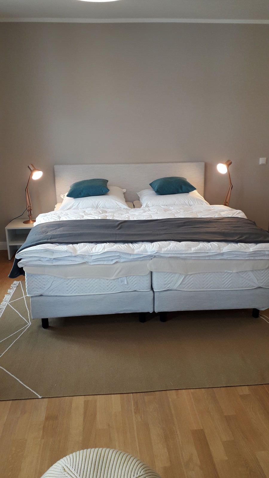 Ferienapartments in Binz - Boxspringbett von FBF, Nachttischleuchten von Angelpoise