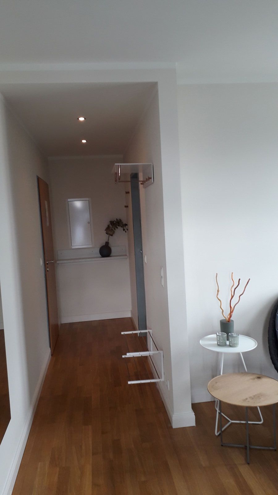 Ferienapartments in Binz - Garderobe von Frost, Speedy Beistelltisch in weiß von Müller Möbelwerkstätten, Holzbeistelltisch von Scholtissek
