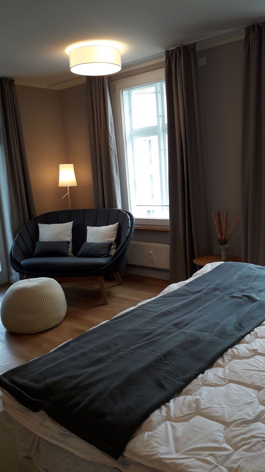 Ferienapartments in Binz - Sofa von Cane-line, Birdie Stehleuchte von Foscarini, Pala Hocker von Casalis, Fensterdekoration JAB