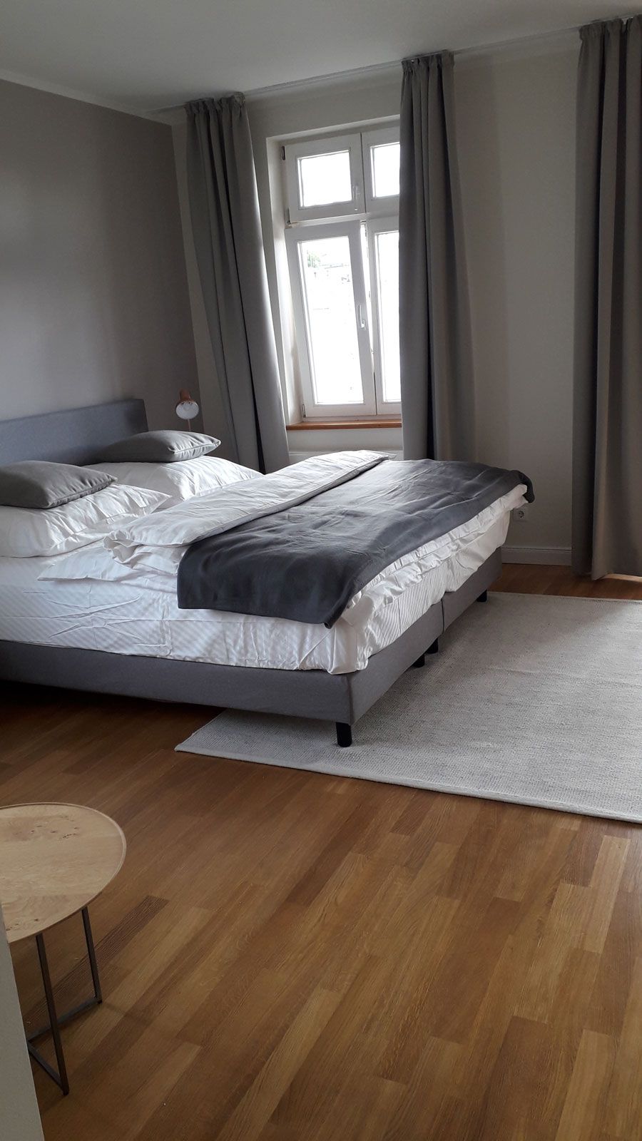 Ferienapartments in Binz - Boxspringbett von FBF, Beistelltisch von Scholtissek, Fensterdekoration von JAB, VanGard Teppich von Miinu