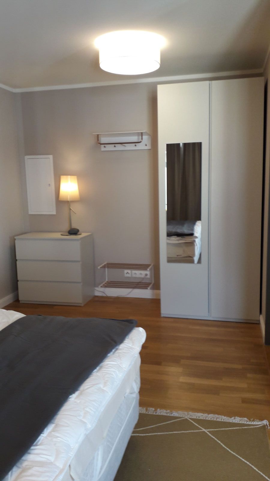 Ferienapartments in Binz - Birdie Tischleuchte von Foscarini, Garderobe von Frost, Schrank und Kommode aus der Cramer Holzmanufaktur
