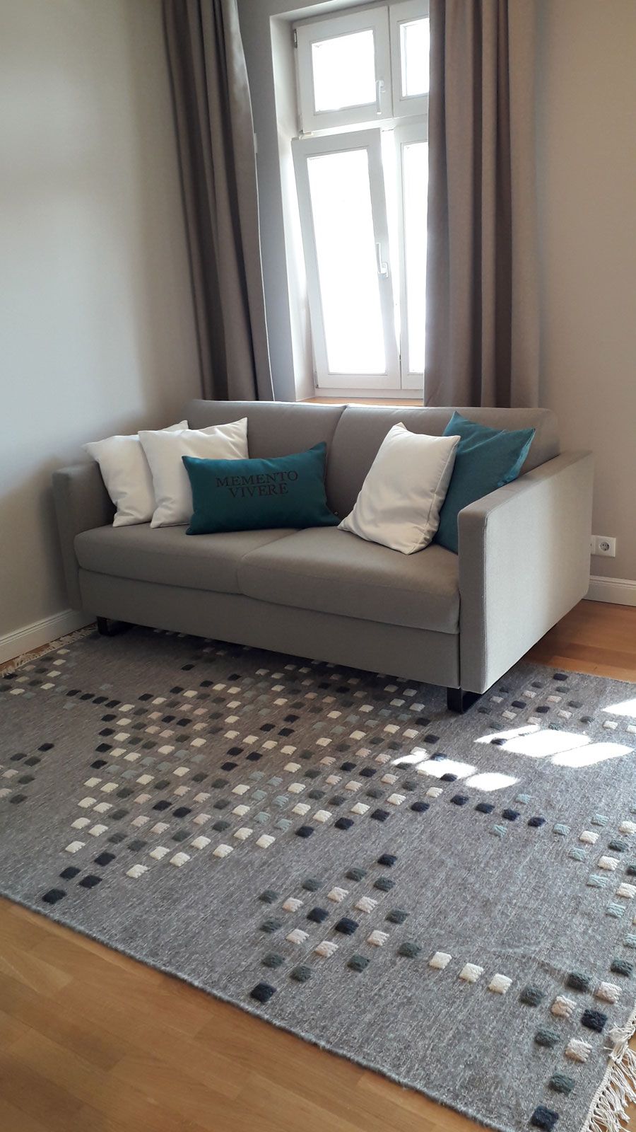 Ferienapartments in Binz - Arioso Schlafsofa aus der Cramer Polstermanufaktur, VanGard Teppich von Miinu