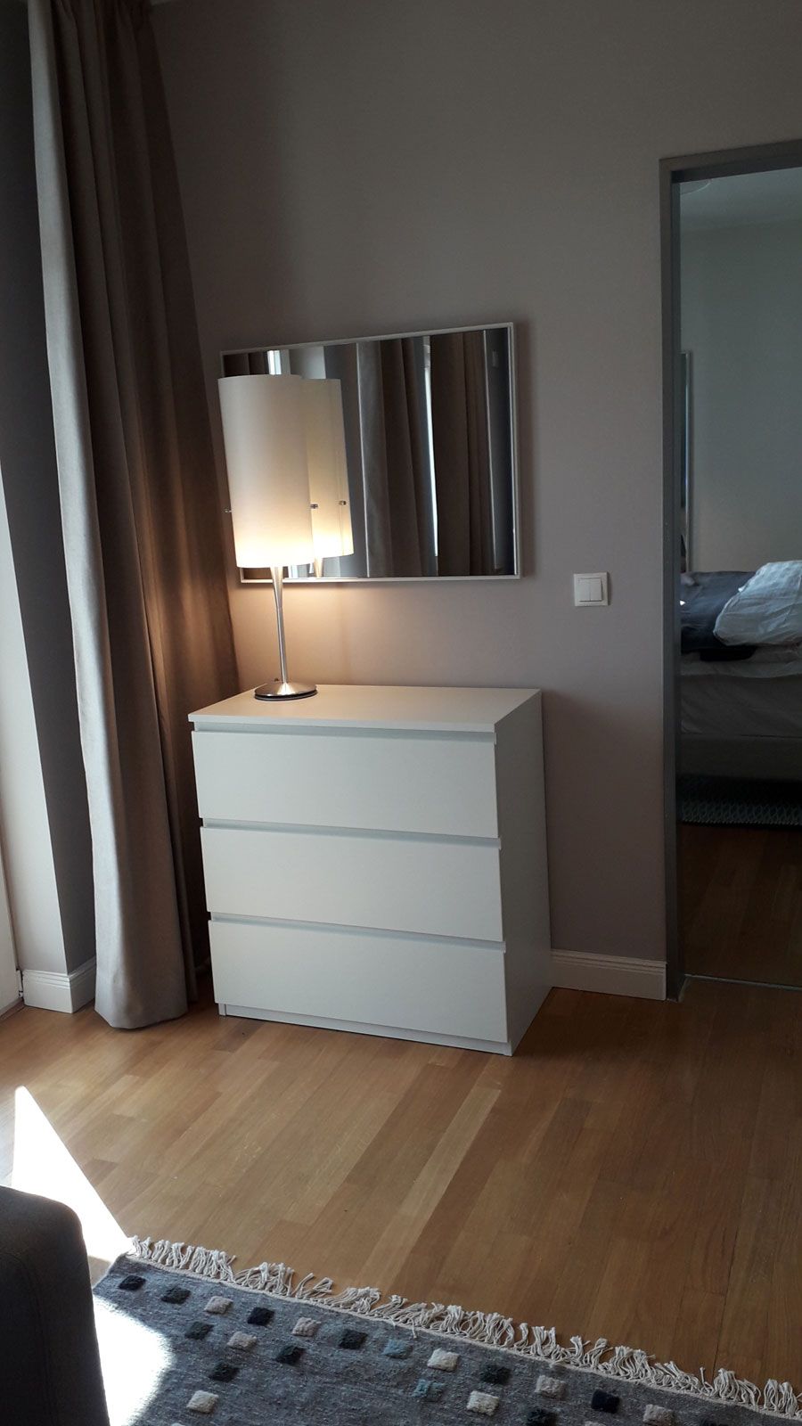 Ferienapartments in Binz - Kommode und Spiegel aus der Cramer Holzmanufaktur