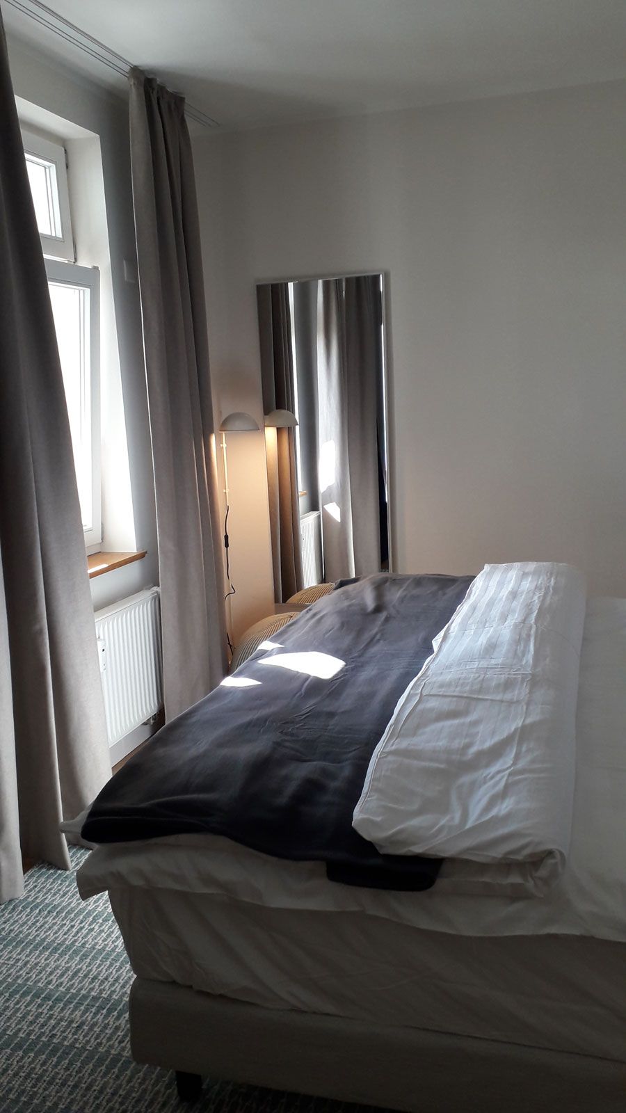 Ferienapartments in Binz - Boxspringbett von FBF, Spiegel aus der Cramer Holzmanufaktur, Fensterdekoration von JAB, Funicili Stehleuchte von Marset