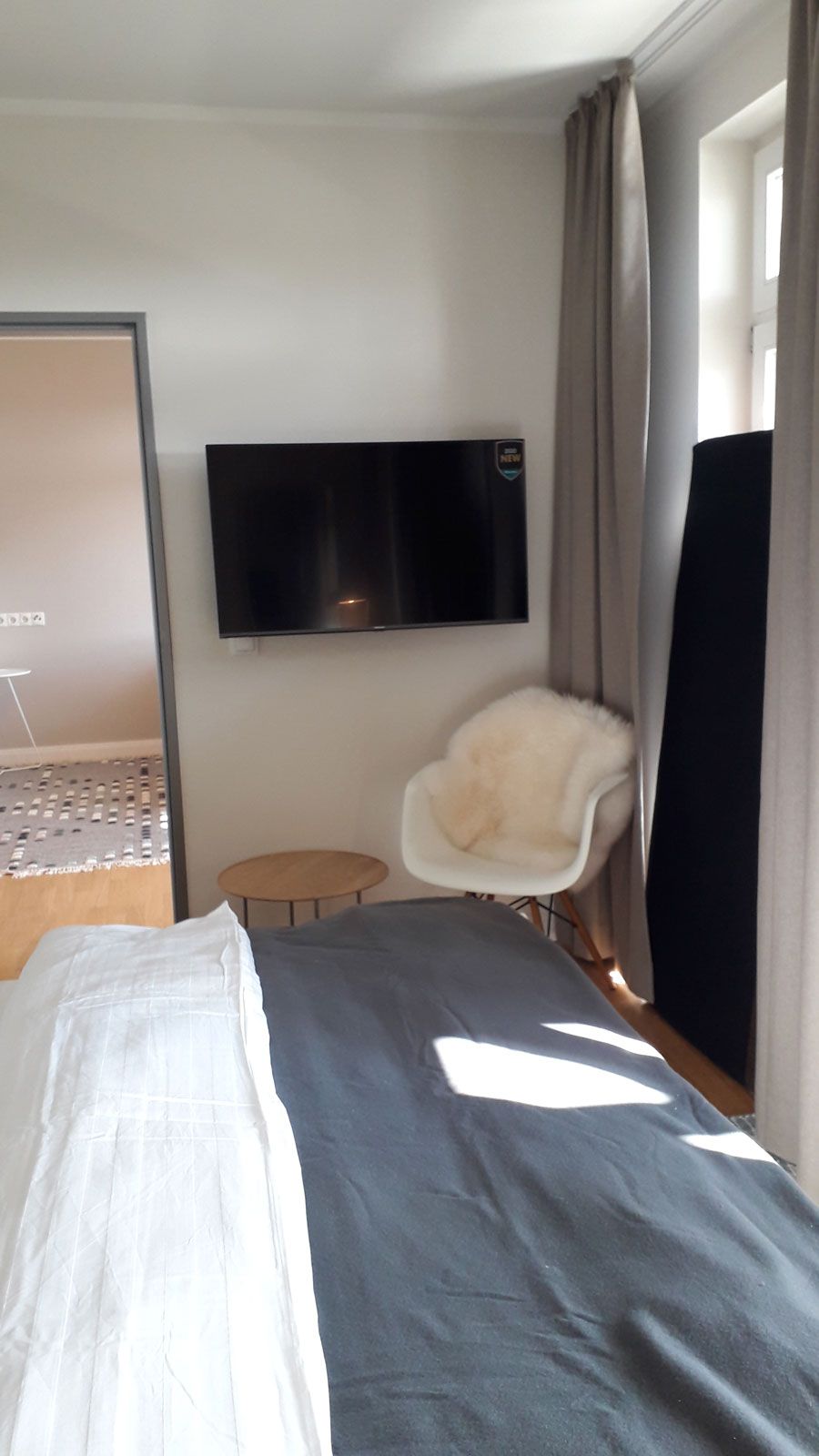 Ferienapartments in Binz - Boxspringbett von FBF, Fensterdekoration von JAB