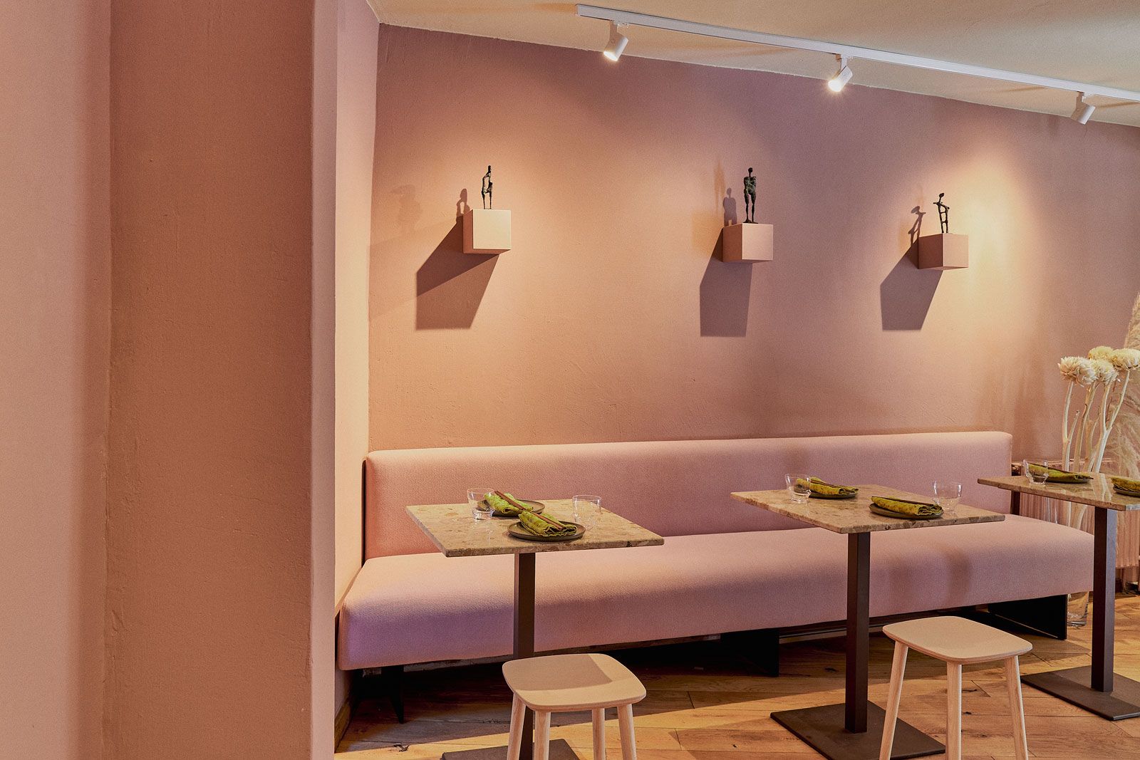 Seafoodbar auf St. Pauli - Sitzbänke: Cramer Polstermanufaktur, Barstühle: 118 H von Thonet,  Hochtisch: Cramer Holzmanufaktur (Foto: Wim Jansen)