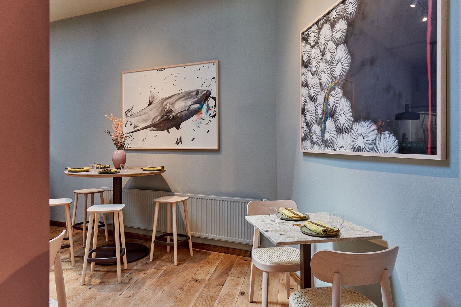 Seafoodbar auf St. Pauli - Stühle: 118 von Thonet, Barhocker: Babila von Pedrali, Tischgestelle: Pedrali, Tischplatte: Aurora Marmor von Naumann (Foto: Wim Jansen)