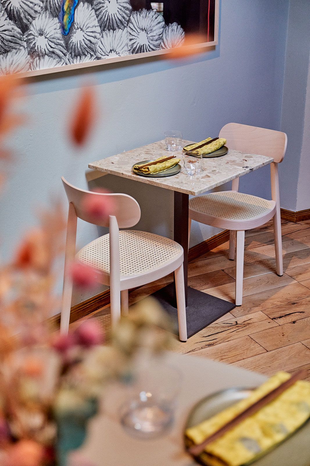 Seafoodbar auf St. Pauli - Stühle: 118 von Thonet, Tischgestell: Pedrali, Tischplatte: Aurora Marmor von Naumann (Foto: Wim Jansen)