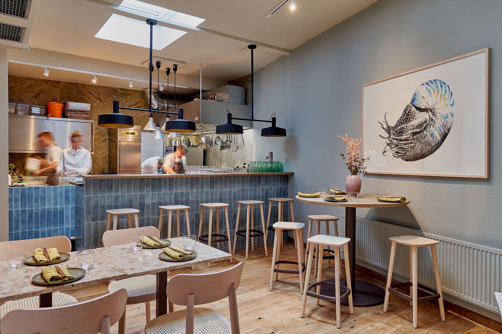 Seafoodbar auf St. Pauli - Stühle: 118 von Thonet, Barhocker: Babila von Pedrali, Tischgestelle: Pedrali, Tischplatte: Aurora Marmor von Naumann (Foto: Wim Jansen)