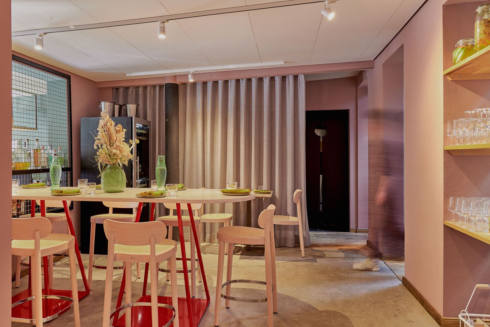 Seafoodbar auf St. Pauli - Barstühle: 118 H von Thonet,  Stühle: 118 von Thonet, Hochtisch: Cramer Holzmanufaktur (Foto: Wim Jansen)