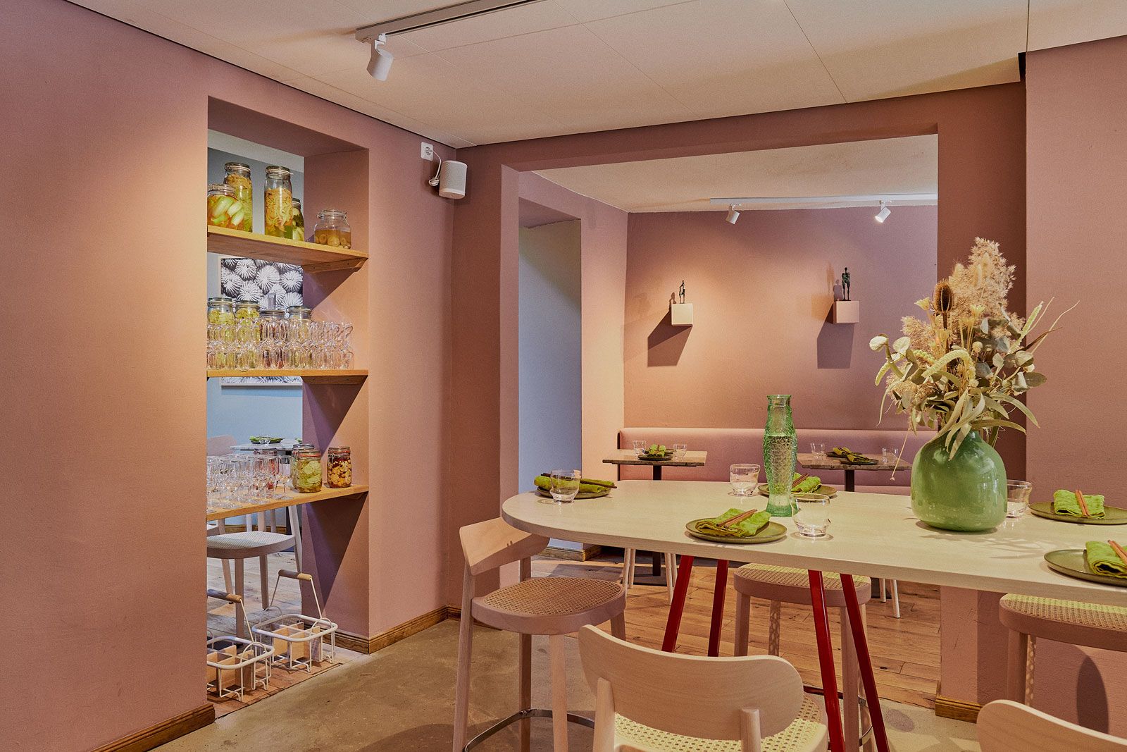Seafoodbar auf St. Pauli - Barstühle: 118 H von Thonet,  Hochtisch: Cramer Holzmanufaktur, Sitzbänke im Hintergrund: Cramer Polstermanufaktur (Foto: Wim Jansen)