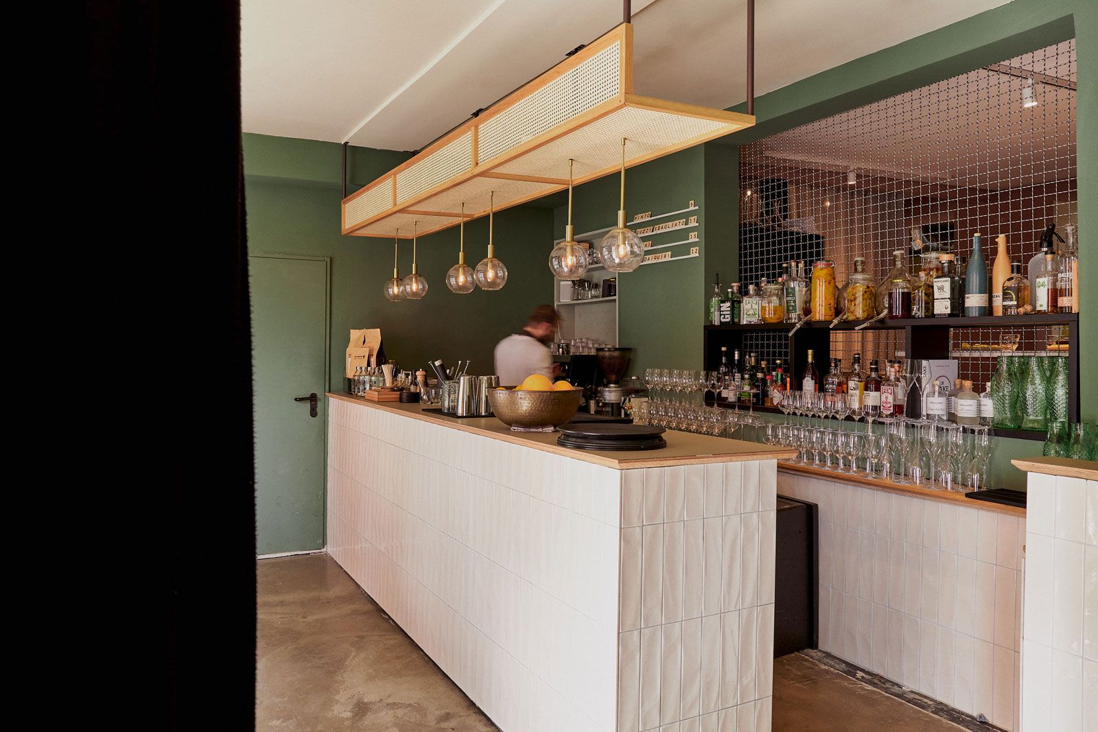 Seafoodbar auf St. Pauli - Tresenanlage und Beleuchtungs-Geflechtpanel: Cramer Holzmanufaktur (Foto: Wim Jansen)