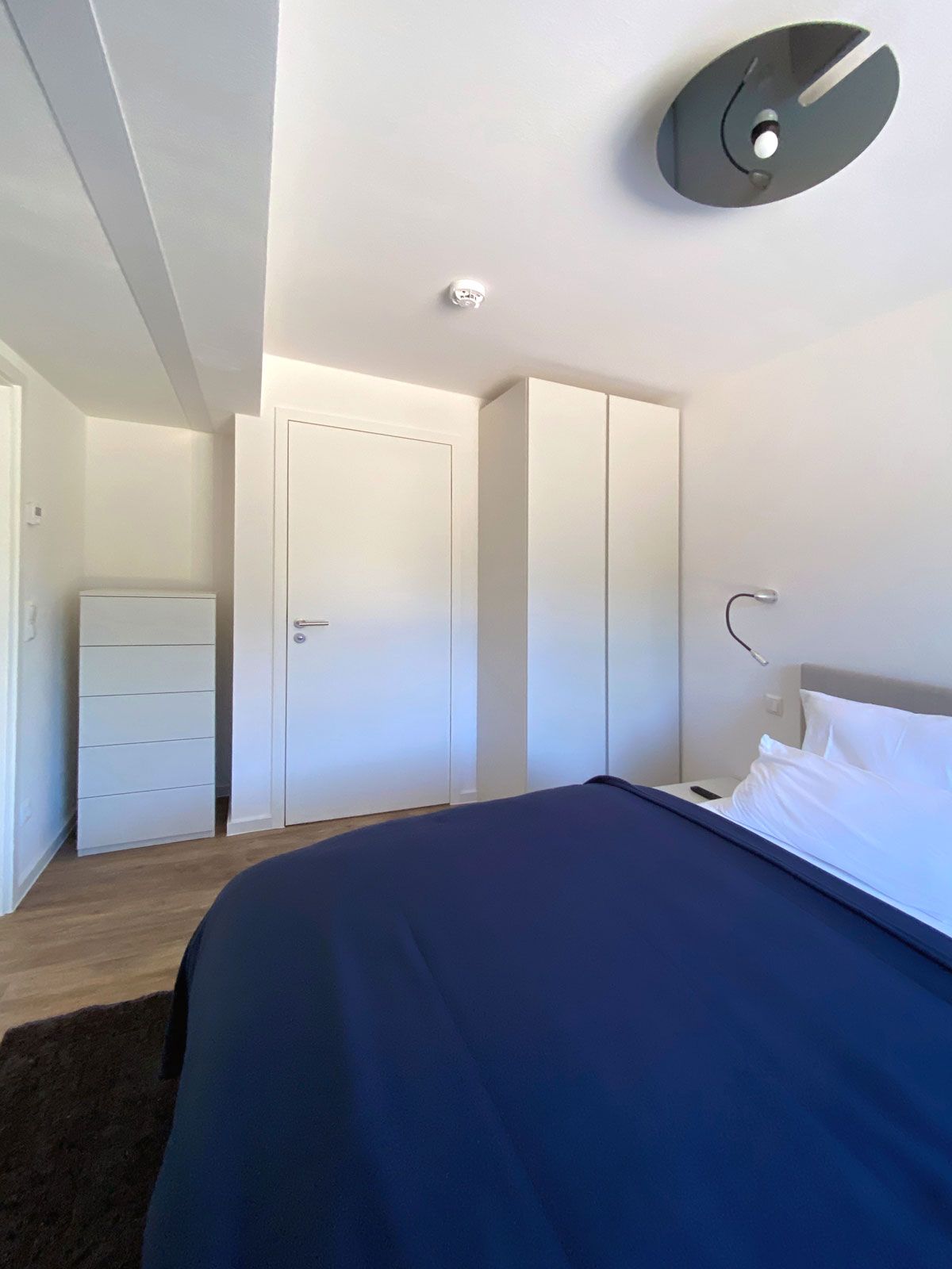 Ferienwohnungen in Prora - Schrank, Kommode und Nachtschränke: Cramer Holzmanufaktur, Boxspringbett: FBF Hotelbetten, Leseleuchte: lessn more, Deckenleuchte: Wever & Ducr, Teppich: Vintage Unique