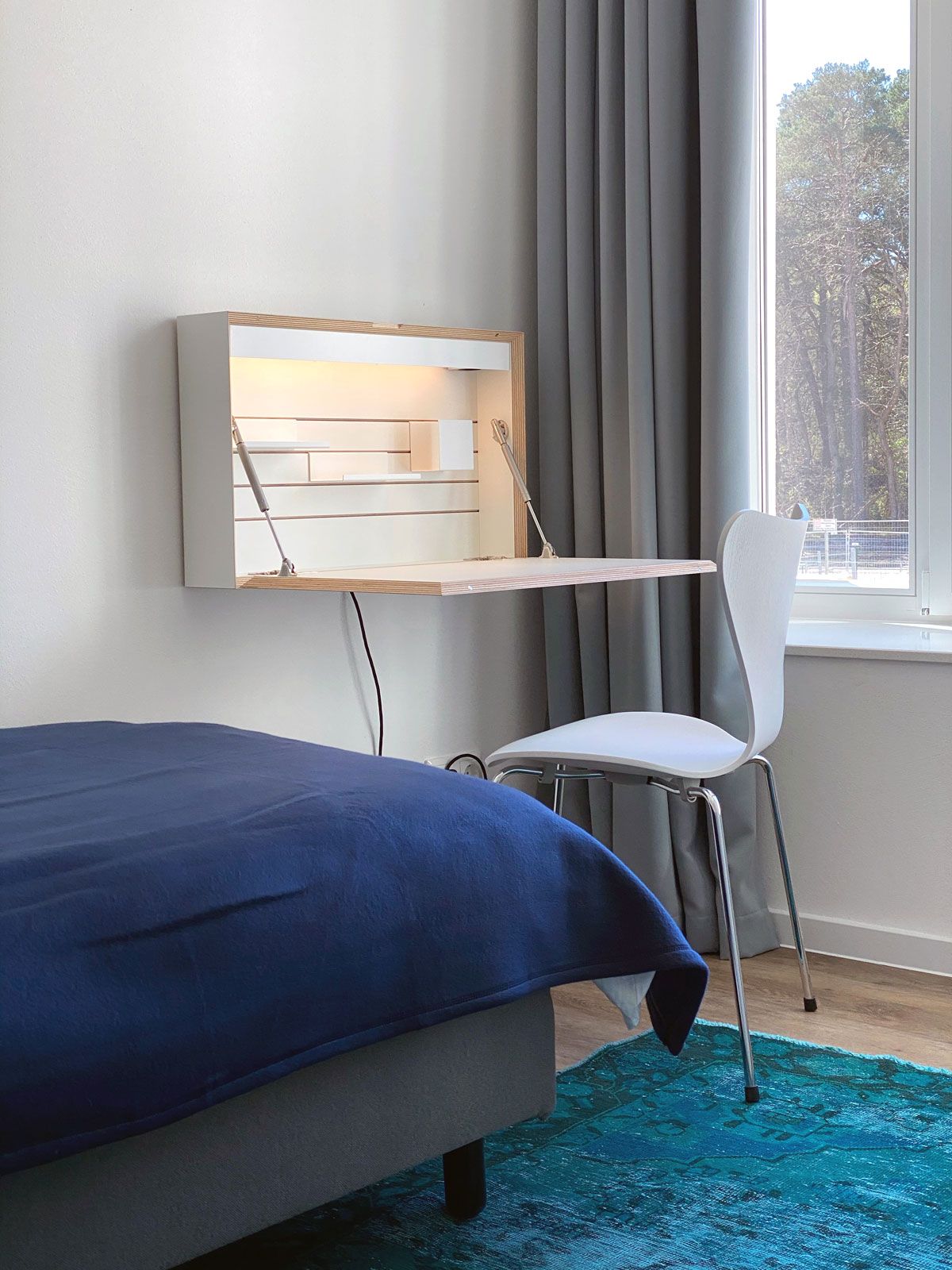 Ferienwohnungen in Prora - Vorhänge: Jab Anstoetz, Wand-Schreibtisch: Müller Möbelwerkstätten, Stuhl: Fritz Hansen, Boxspringbett: FBF Hotelbetten, Teppich: Vintage Unique