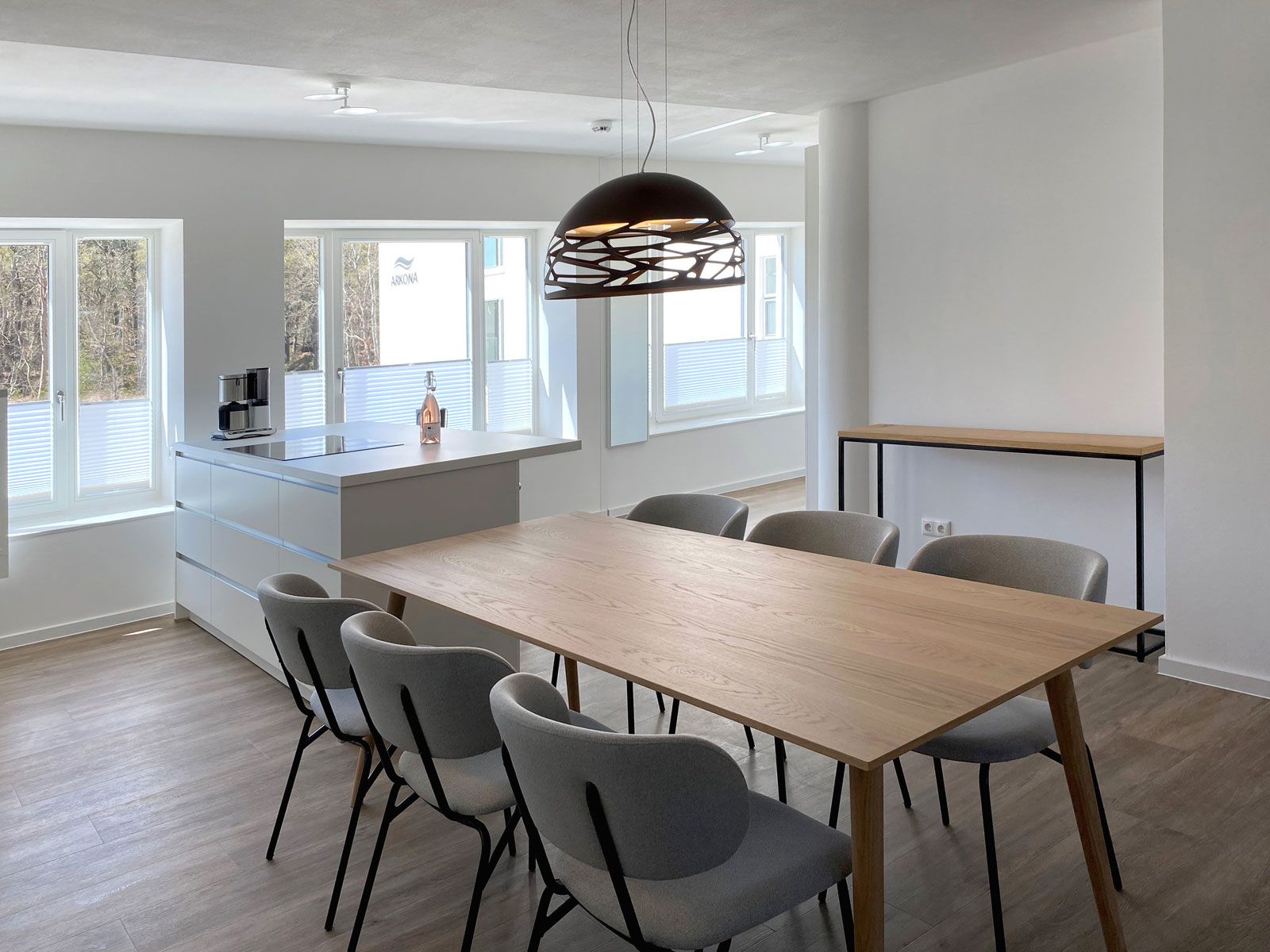 Ferienwohnungen in Prora - Fenster-Plissee-Anlage: Kadeco, Esstisch: &tradition, Stühle: May, Konsole: Cramer Holzmanufaktur, Hängeleuchte: Studio Italia